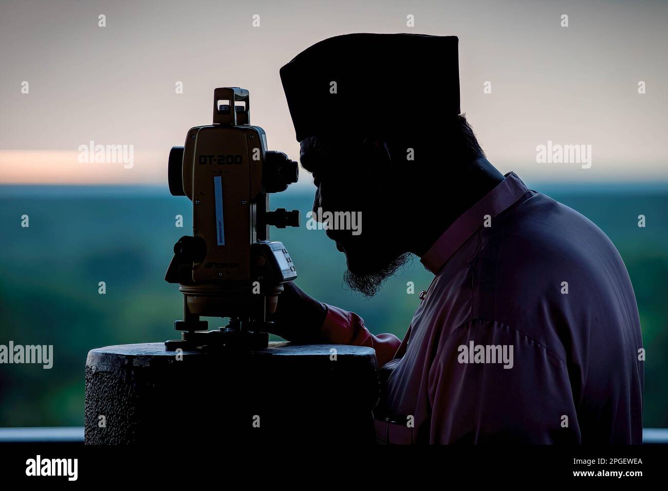 Kuala Selangor, Malaysia. 22nd Mar, 2023. A silhouette of an official from the Selangor Islamic Religious Council during a ''rukyah'', a moon sighting ceremony to determine the start date of the holy month of Ramadan in Bukit Malawati. (Credit Image: © Syaiful Redzuan/SOPA Images via ZUMA Press Wire) EDITORIAL USAGE ONLY! Not for Commercial USAGE! Stock Photo