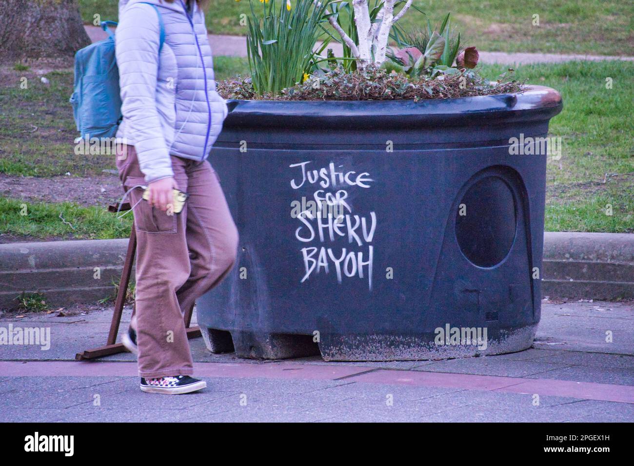 justice for sheku bayoh om plant pot outside kelvingrove art gallery Stock Photo