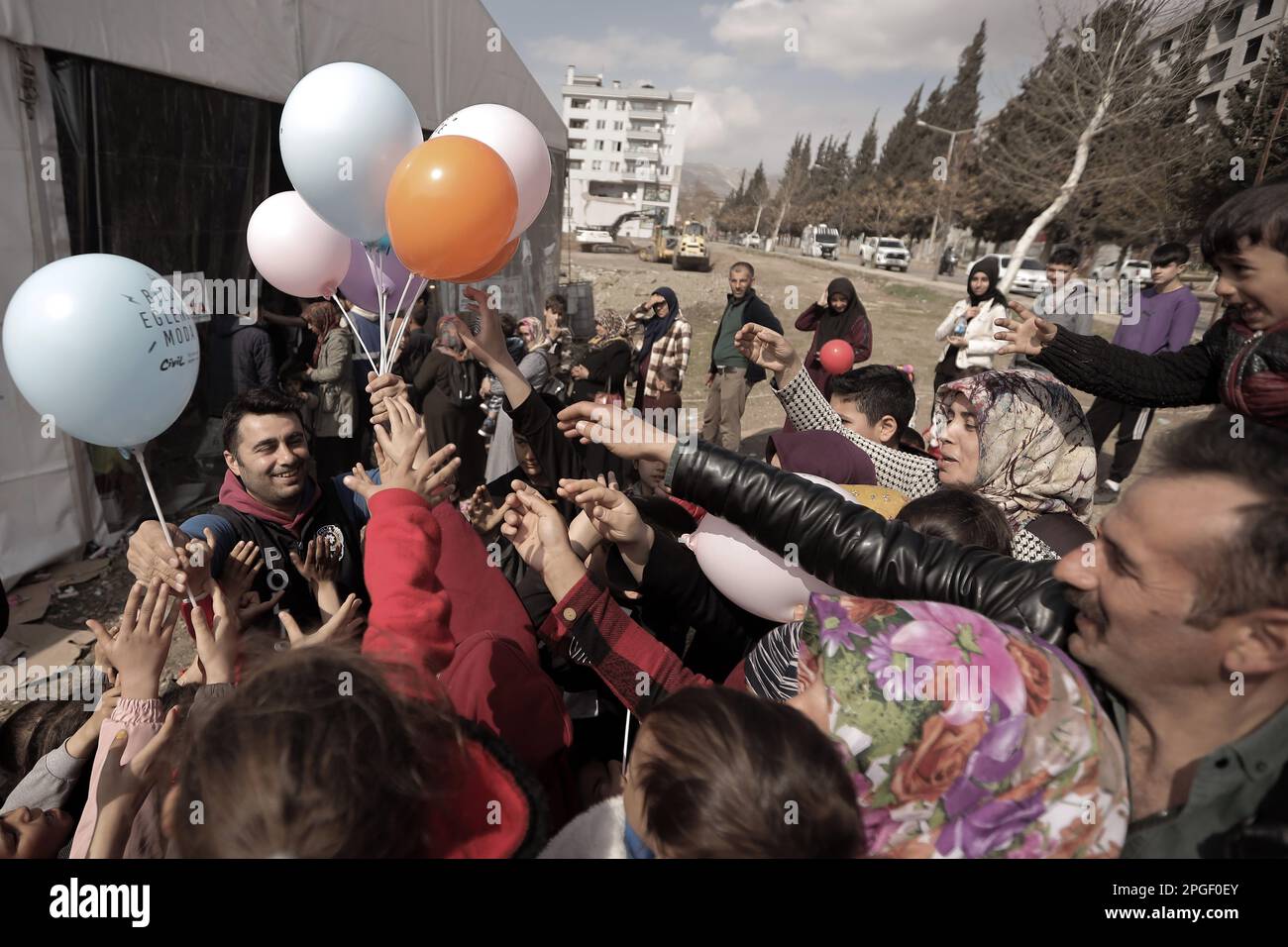 Kahramanmara, Southern Turkey, Turkey. 4th Mar, 2023. A police officer gives balloons to displaced children in a tent camp for earthquake survivors in Kahramanmara. (Credit Image: © Shady Alassar/ZUMA Press Wire) EDITORIAL USAGE ONLY! Not for Commercial USAGE! Stock Photo