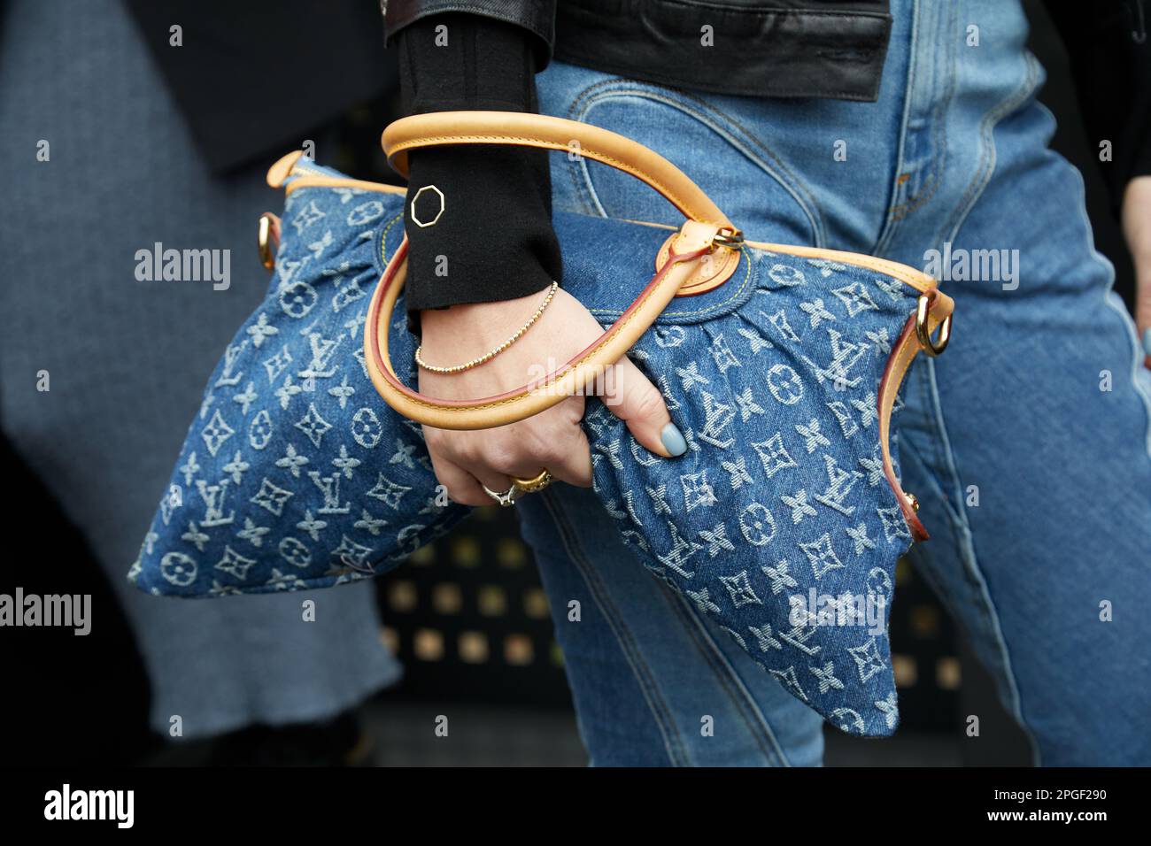 MILAN, ITALY - FEBRUARY 24, 2023: Woman with blue denim Louis Vuitton bag  before Gucci fashion show, Milan Fashion Week street style Stock Photo -  Alamy