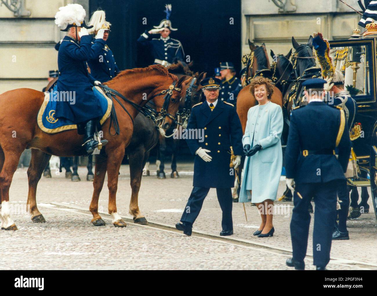 MARY ROBINSON The President of Ireland arrives in Stockholm for a state visit and is met by the Swedish Regent Carl XVI Gustaf in the Palace courtyard Stock Photo