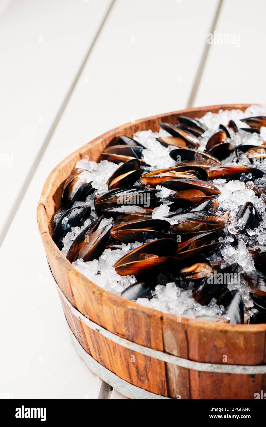 Seafood basket hi-res stock photography and images - Alamy