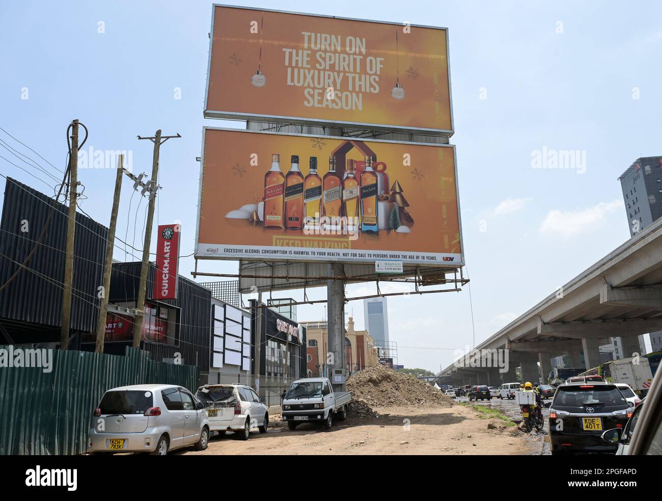 KENYA, Nairobi, traffic, construction new expressway by China Road and Bridge Corporation, Scotch Whiskey advertisement, Johnny Walker whiskey belongs to british Diageo Group / KENIA, Nairobi, Stadtzentrum, Autobahn Bau durch chinesische Baufirma, Verkehr und Whisky Werbung Stock Photo