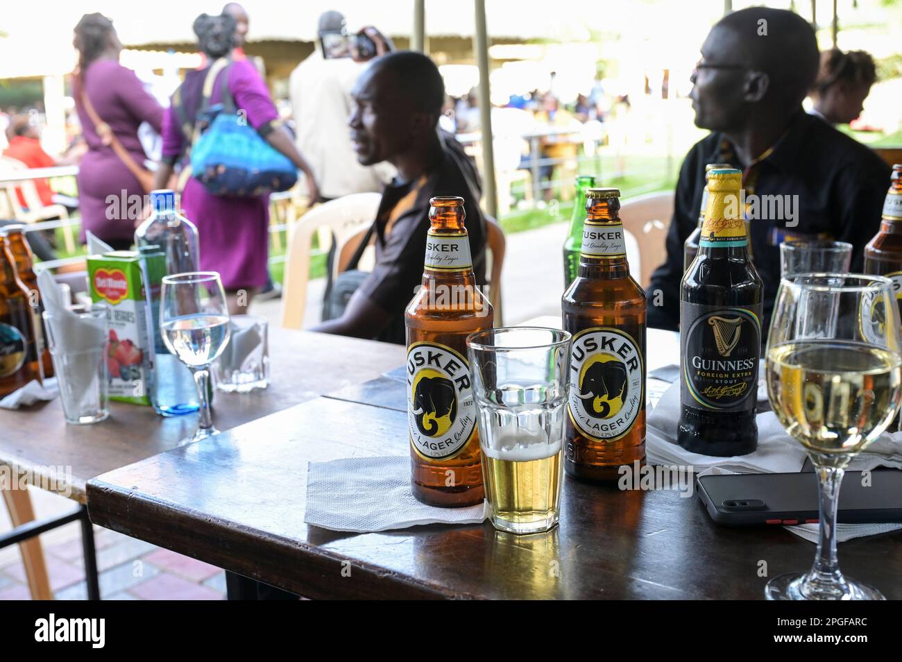 KENYA, Nairobi, middle class in beer garden, Tusker beer and Guinness beear, brands of british Diageo Group / KENIA, Nairobi, Mittelklasse im Biergarten, Alkoholkonsum, Tusker und Guiness Bier, beides Marken der Diageo Group Stock Photo