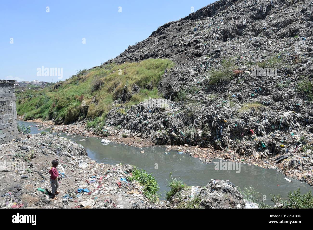 KENYA, Nairobi, Korogocho slum, Dandora waste dumping site and sewer canal with polluted water and plastic garbage / KENIA, Nairobi, Korogocho Slum, Dandora Müllkippe Stock Photo