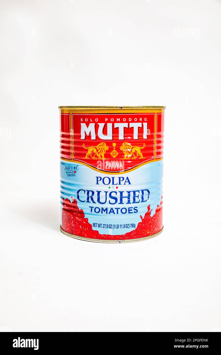 Solo Pomodoro Mutti canned crushed Italian tomatoes Stock Photo - Alamy