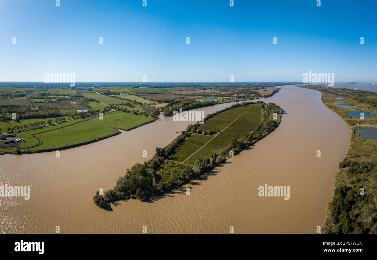 GIRONDE (33) MARGAUX, MEDOC, AERIAL VIEW, ISLAND OF THE TOUR DE MONS FROM THE PORT OF ISSAN, AERIAL VIEW, RIVIERE GIRONDE Stock Photo