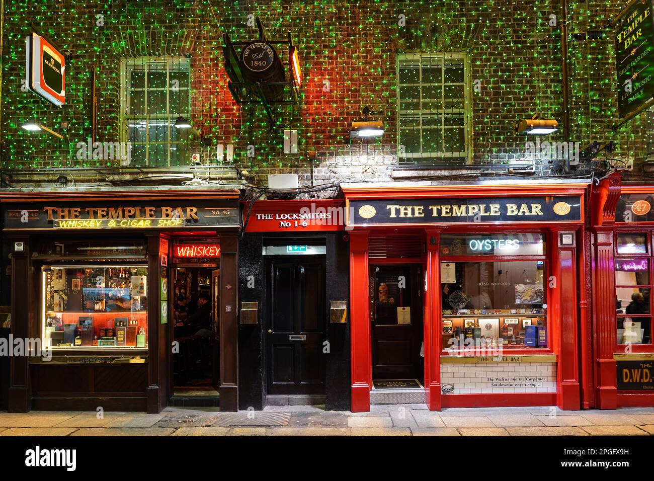 Colorful pub in the Temple Bar district of Dublin Stock Photo Alamy