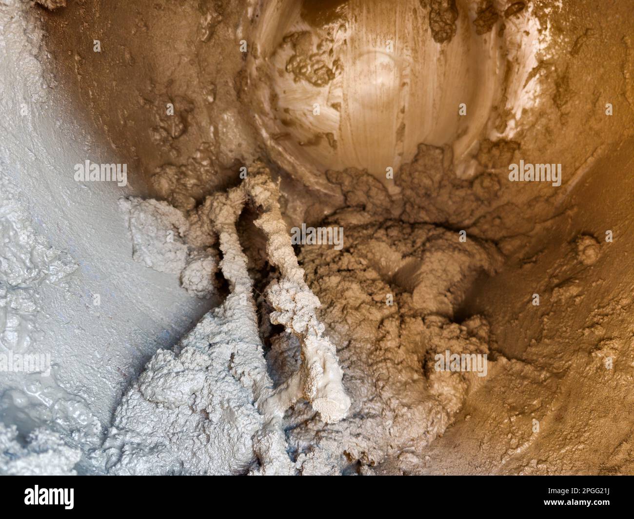 Internal mechanism with liquid concrete capacity of small concrete