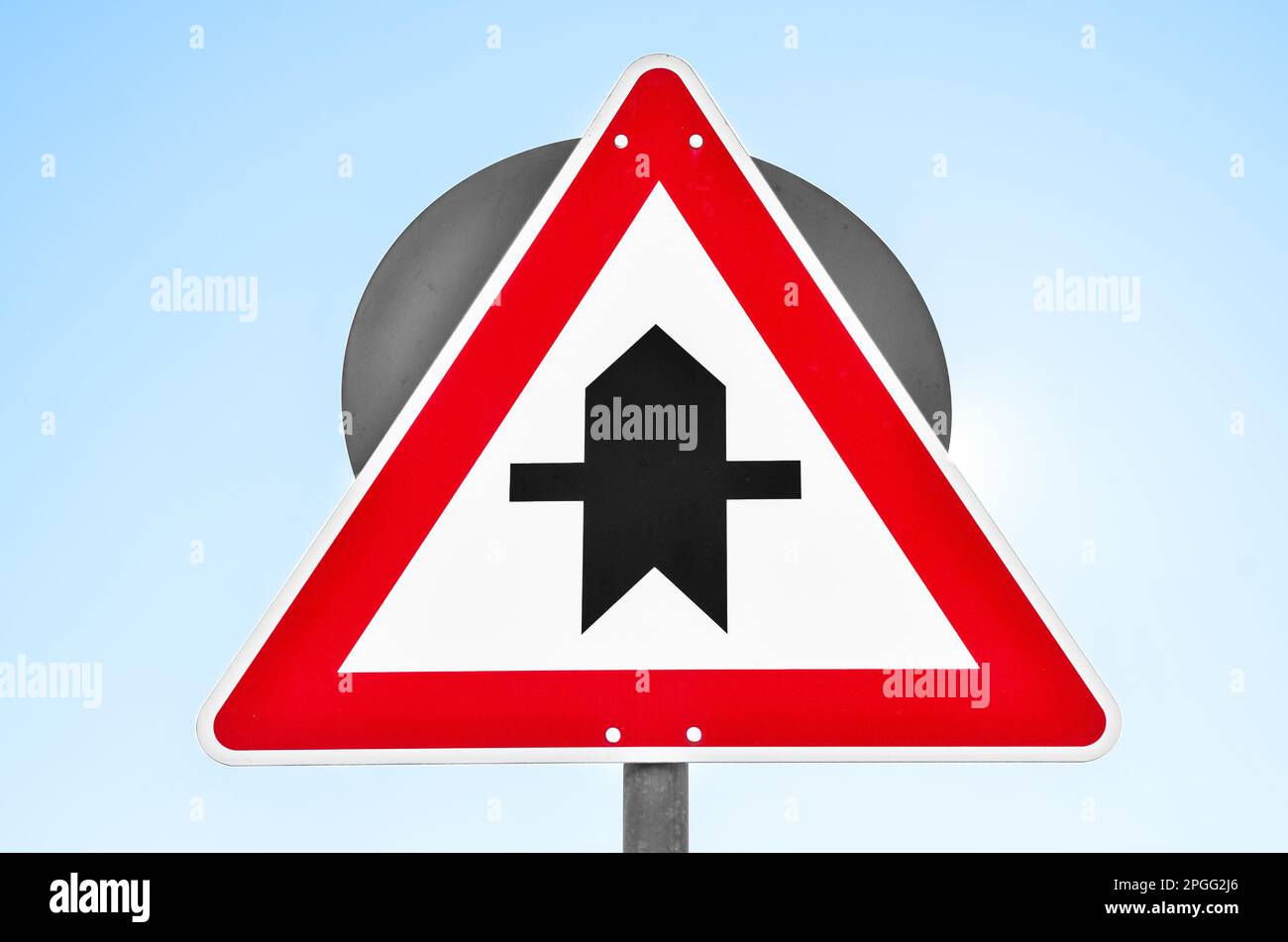 Crossroad priority symbol hi-res stock photography and images - Alamy