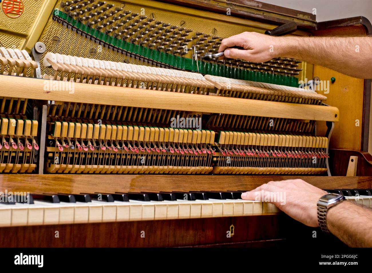 Piano hammers strings keys hi-res stock photography and images - Alamy