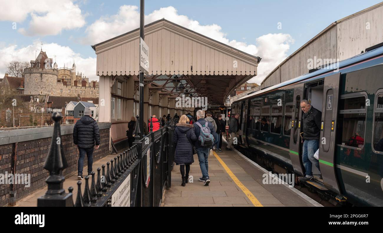 Windsor, Bberkshire, England, UK. 2023.  Great Western train at Windsor and Eton Central Station with a view of the castle. Stock Photo
