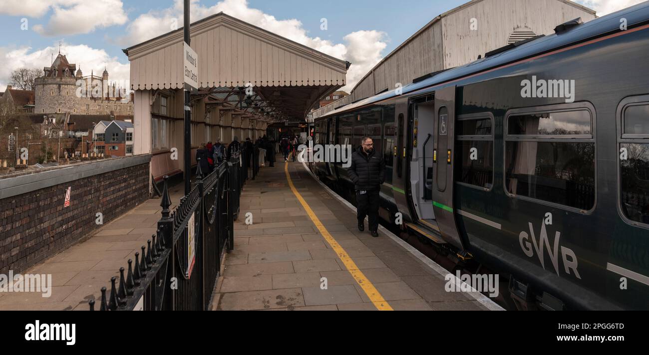 Windsor, Berkshire, England, UK. 2023.  Great Western train at Windsor and Eton Central Station with a view of Windsor Castle from the platform. Stock Photo