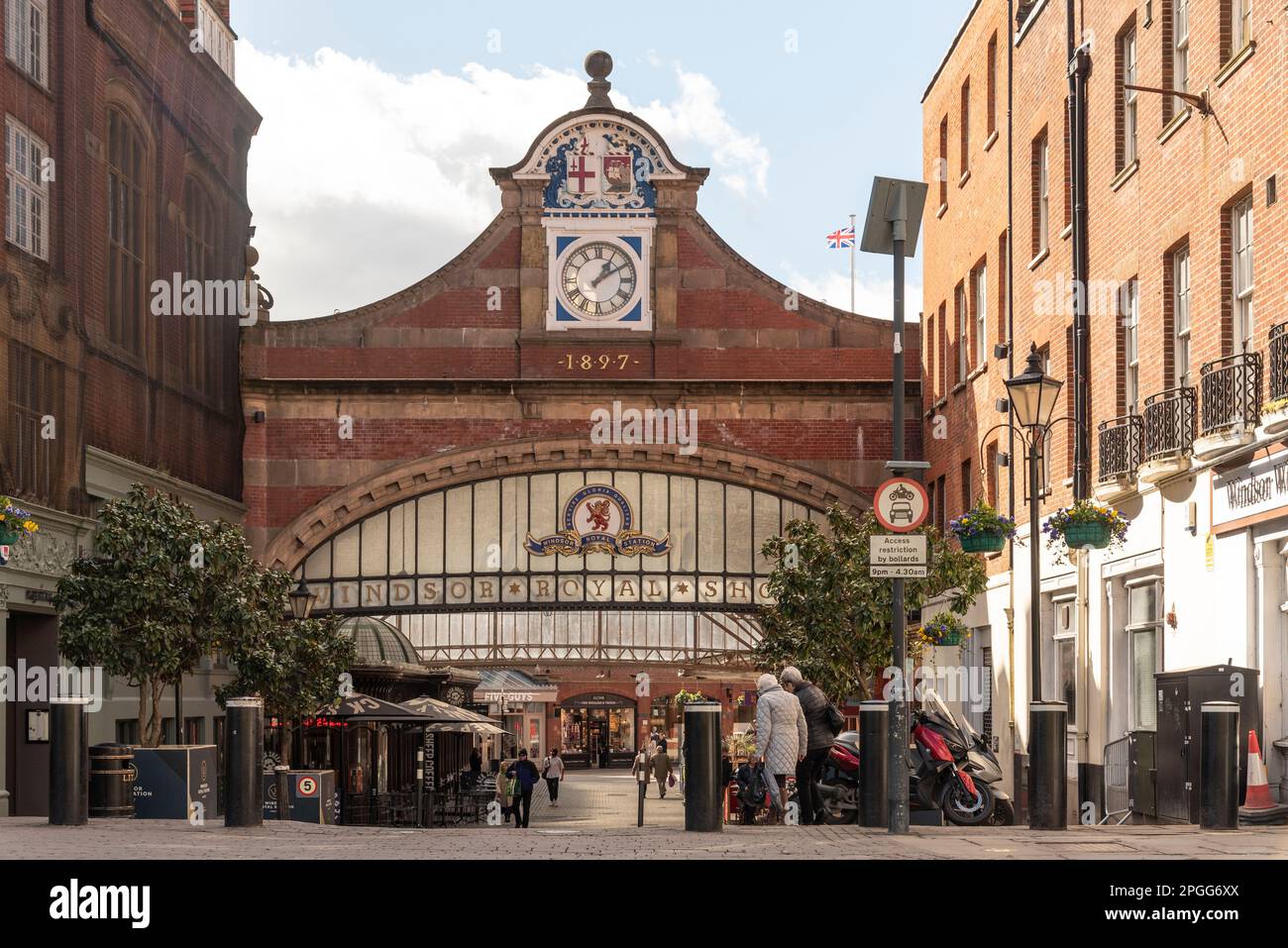 Windsor, Berkshire, England, UK. Entrance to the old railway station which is still in use with added shops and restaurants. Stock Photo