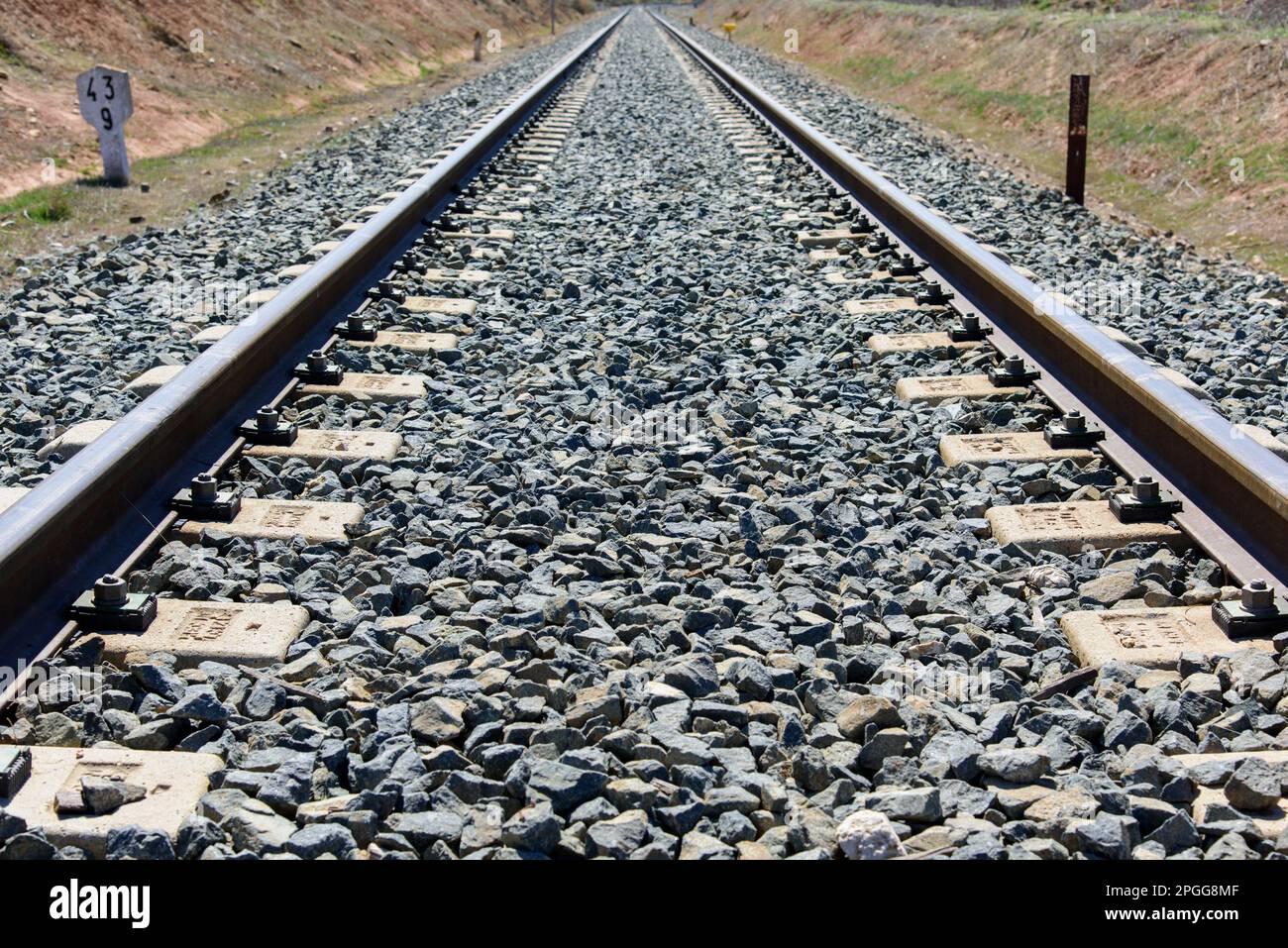 Detalle de una vía de ferrocarril desde un paso a nivel Stock Photo