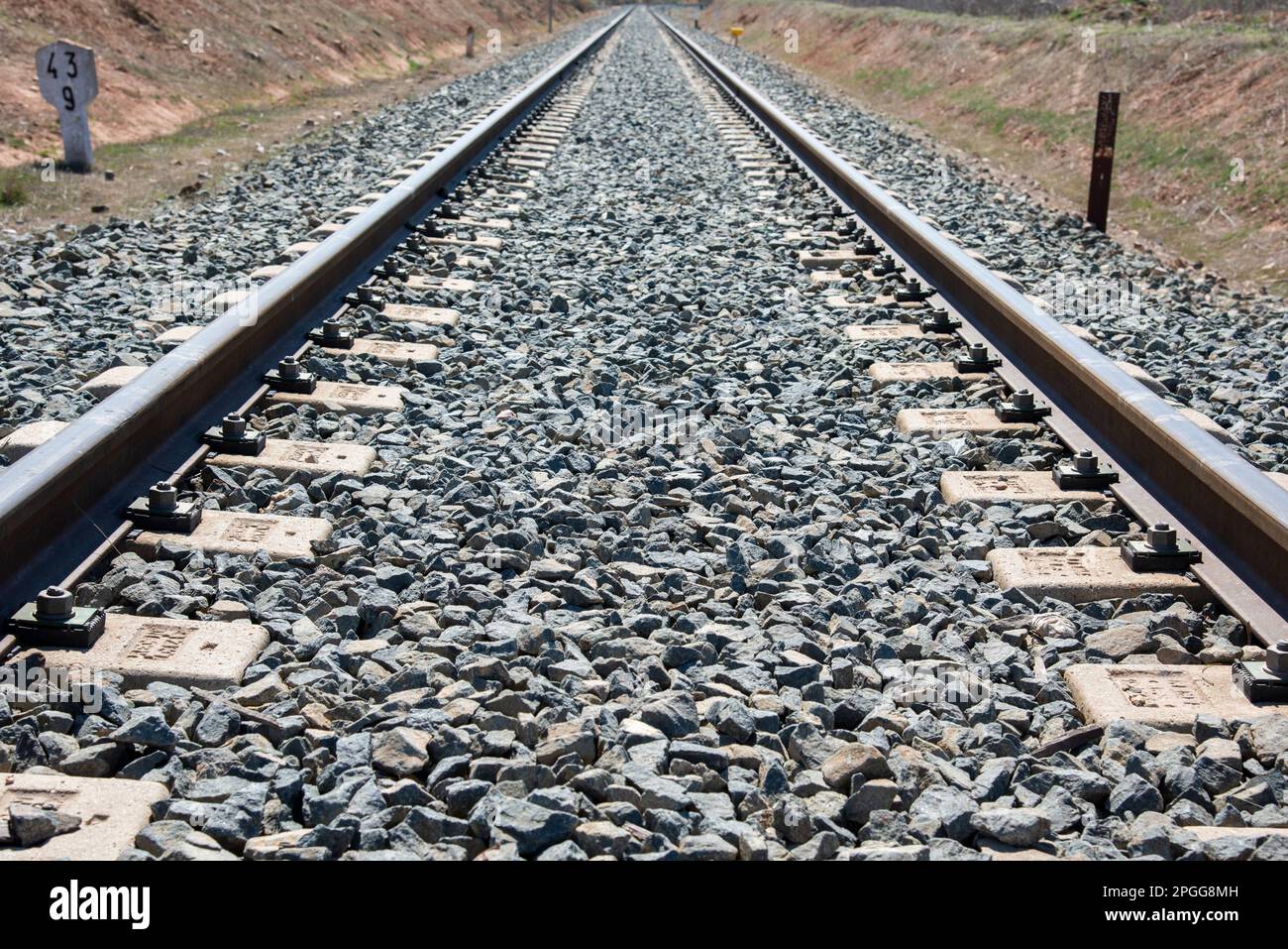 Detalle de una vía de ferrocarril desde un paso a nivel Stock Photo