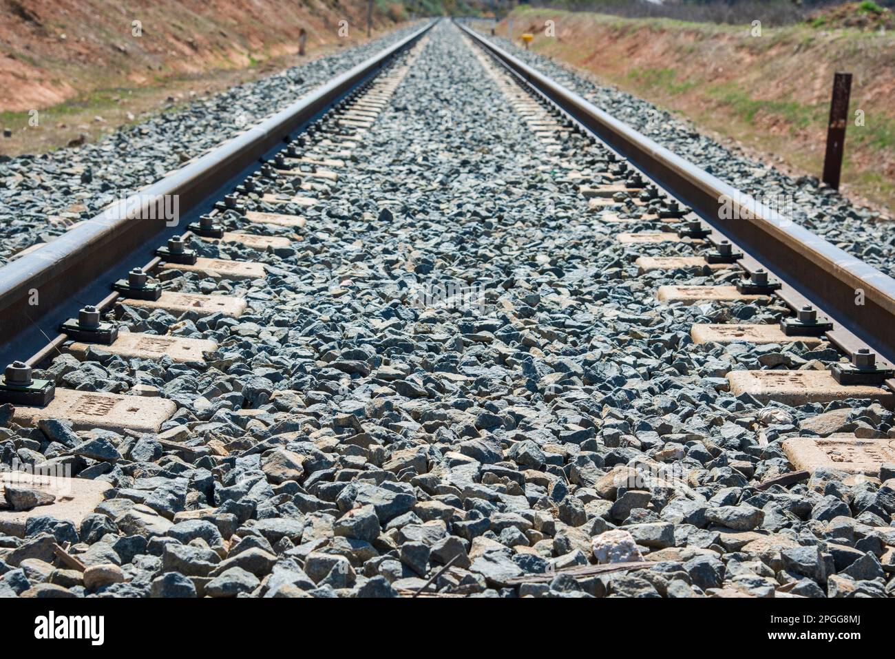 Detalle de una vía de ferrocarril desde un paso a nivel Stock Photo