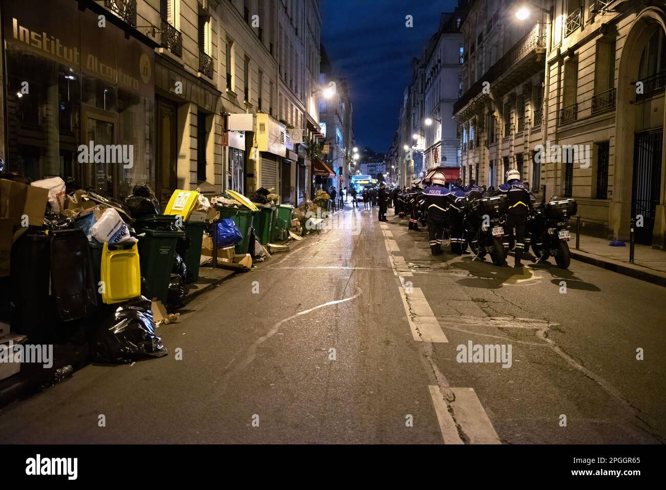 France riots cars hi-res stock photography and images - Alamy