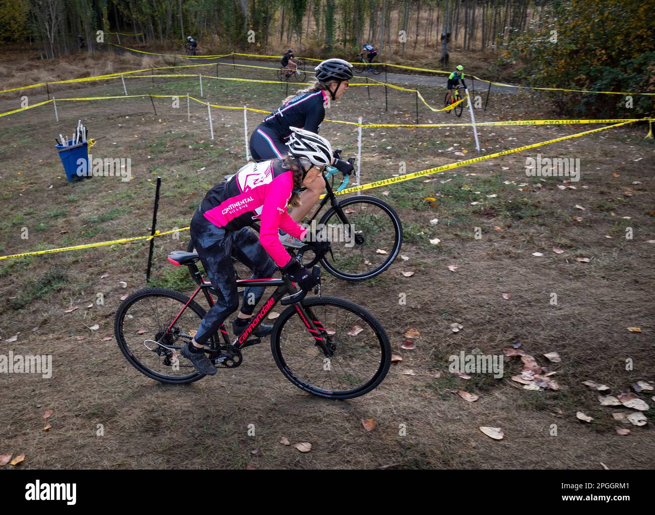 WA24053-00....Washington - Senior citizen Vicky Spring (69) compeating in a cyclocross race in Western Washington. Vicky in pink Stock Photo