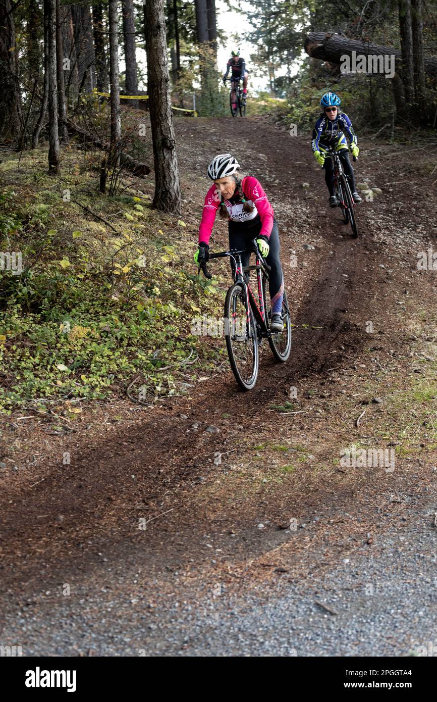 WA24089-00....Washington - Senior citizen Vicky Spring (69) compeating in a cyclocross race in Western Washington. Vicky in pink. Stock Photo