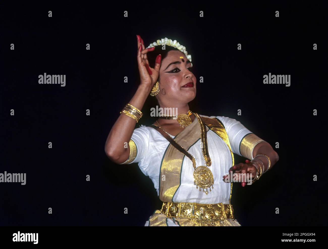 mohiniyattam-mohiniattam-a-classical-dance-form-from-kerala-believed