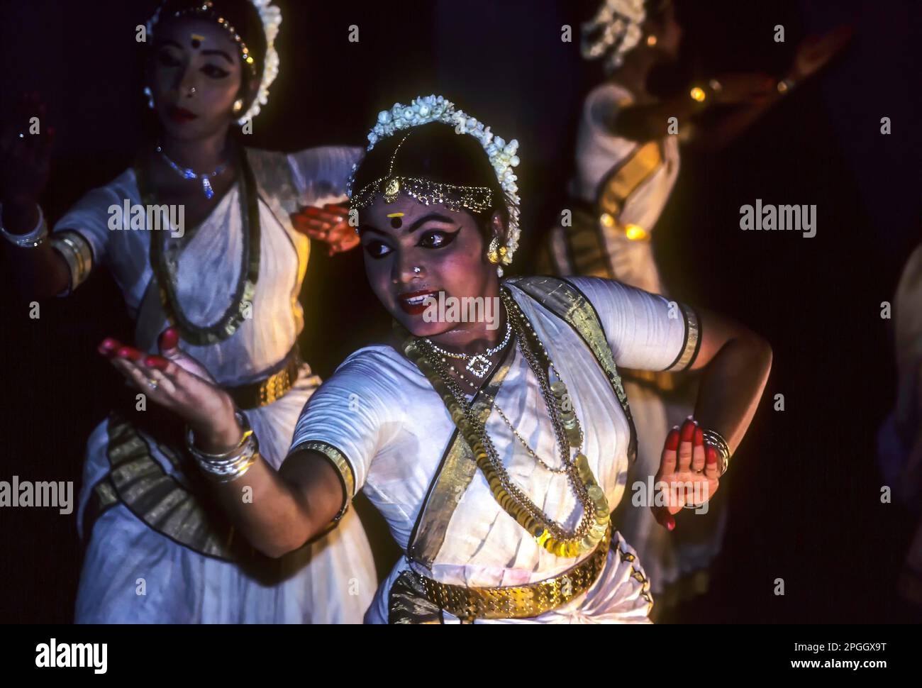 mohiniyattam-mohiniattam-a-classical-dance-form-from-kerala-believed