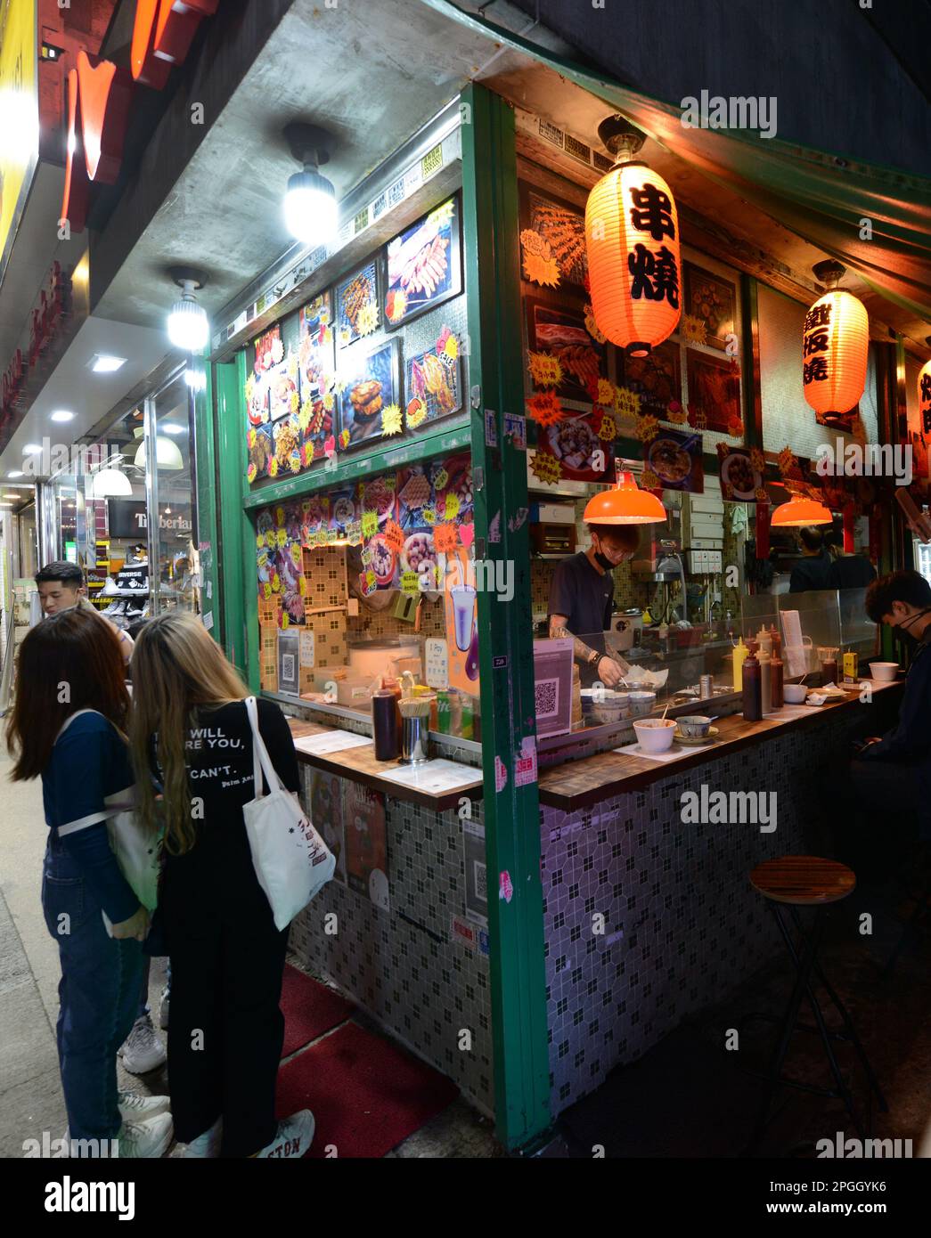 A street food snack bar in Mong Kok, Kowloon, Hong Kong Stock Photo - Alamy