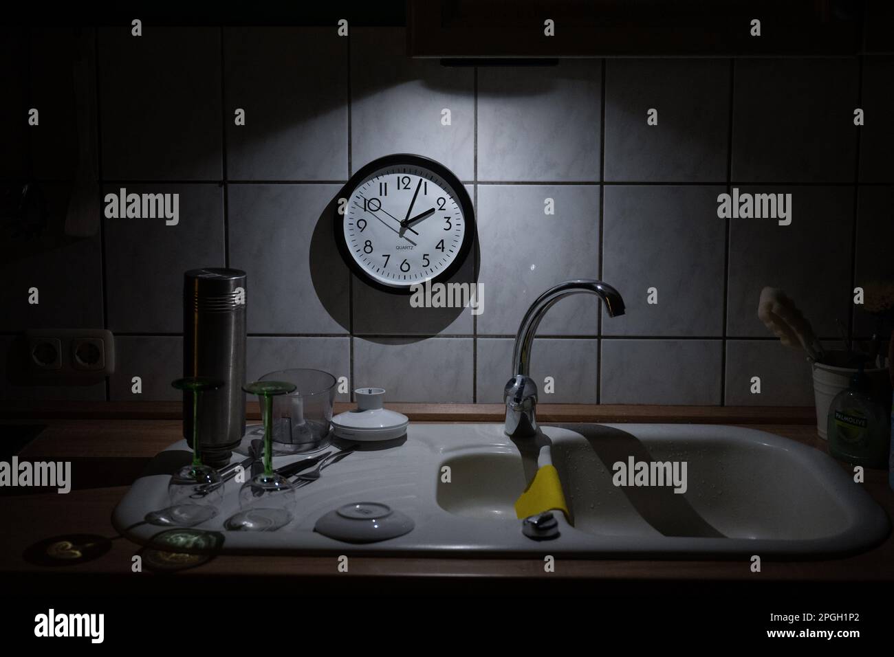 21 March 2023, Hesse, Gießen A kitchen clock showing just after two o