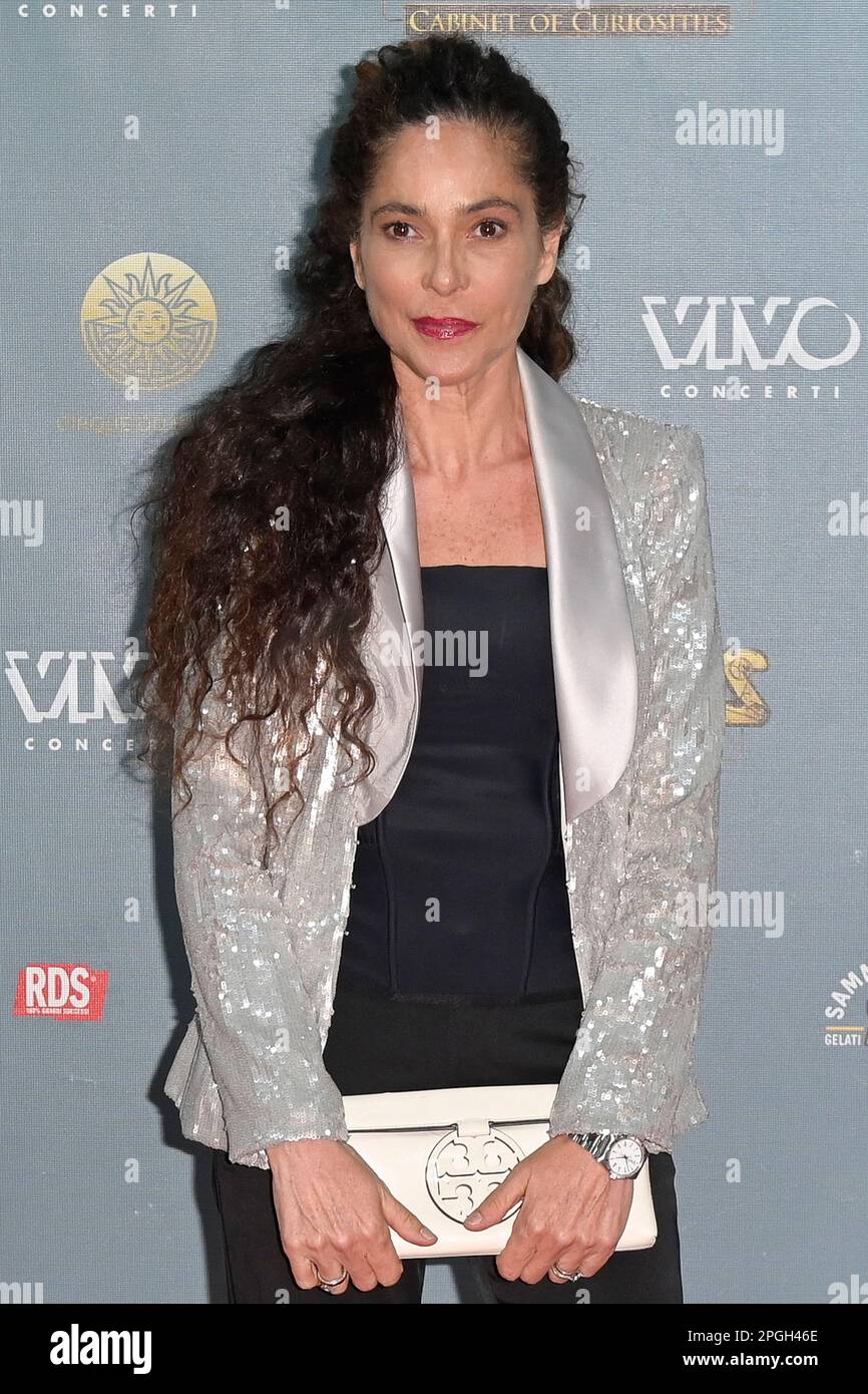 Dikini yopishga harakat qilmoqda Lisa Ann porno