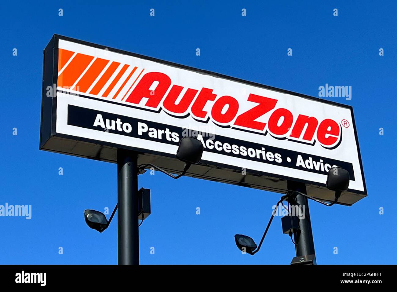 Autozone sign hi-res stock photography and images - Alamy