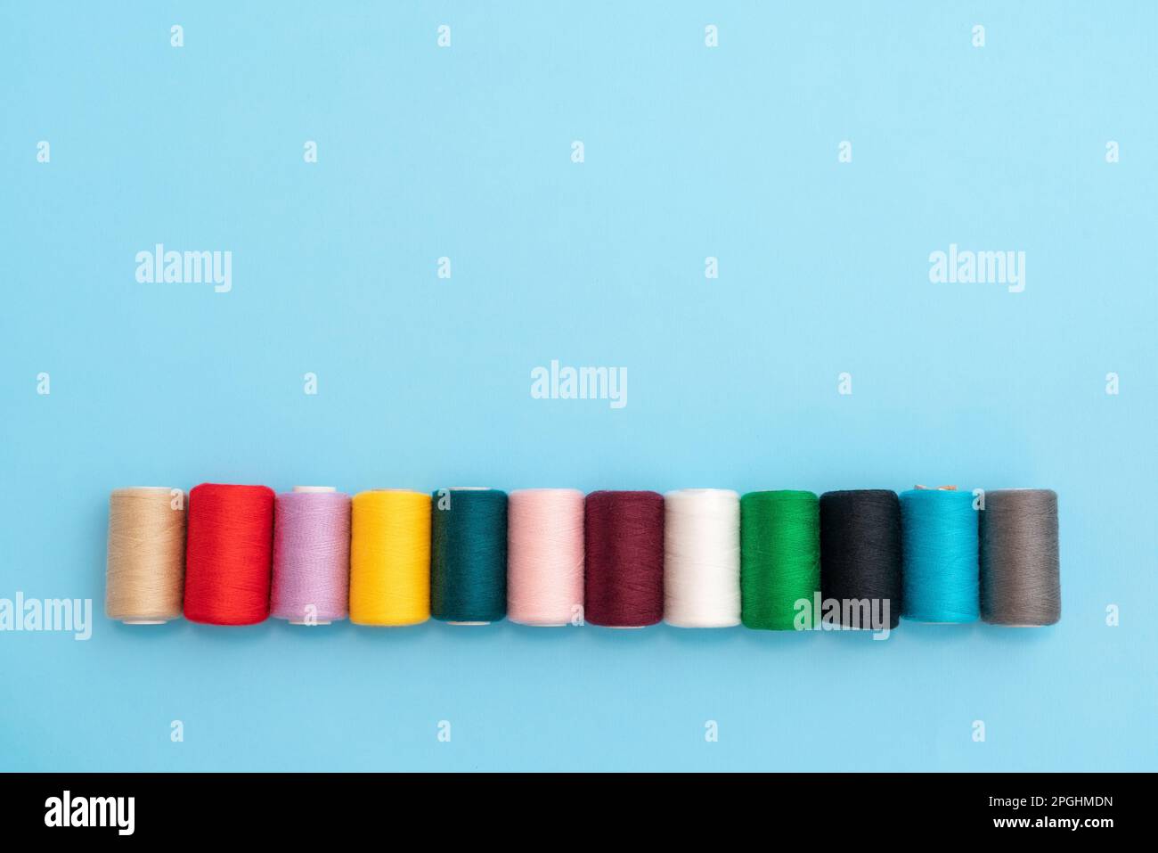 Colored spools threads close hi-res stock photography and images - Alamy