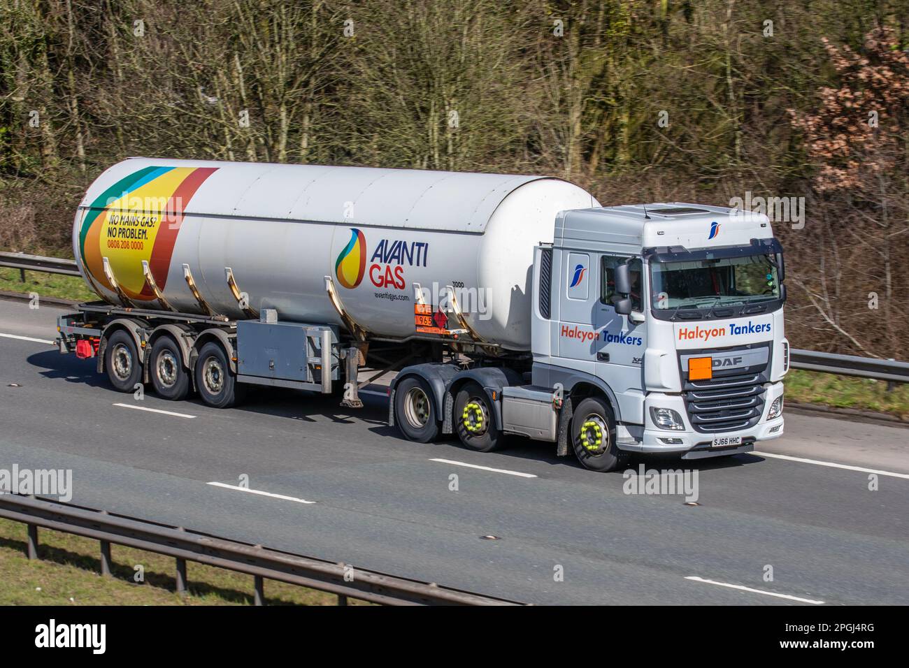 AVANTI GAS Tanker Delivery; DAF TRUCKS 440 FTG 2016; travelling on the