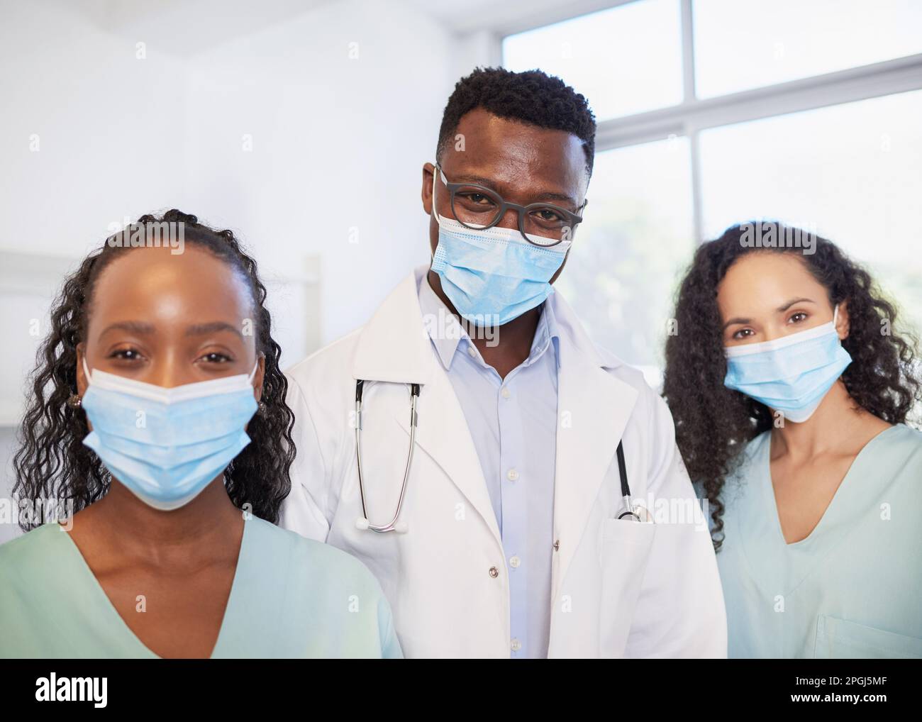 Portrait of surgical team wearing masks, doctor and nurses in a row Stock Photo Alamy