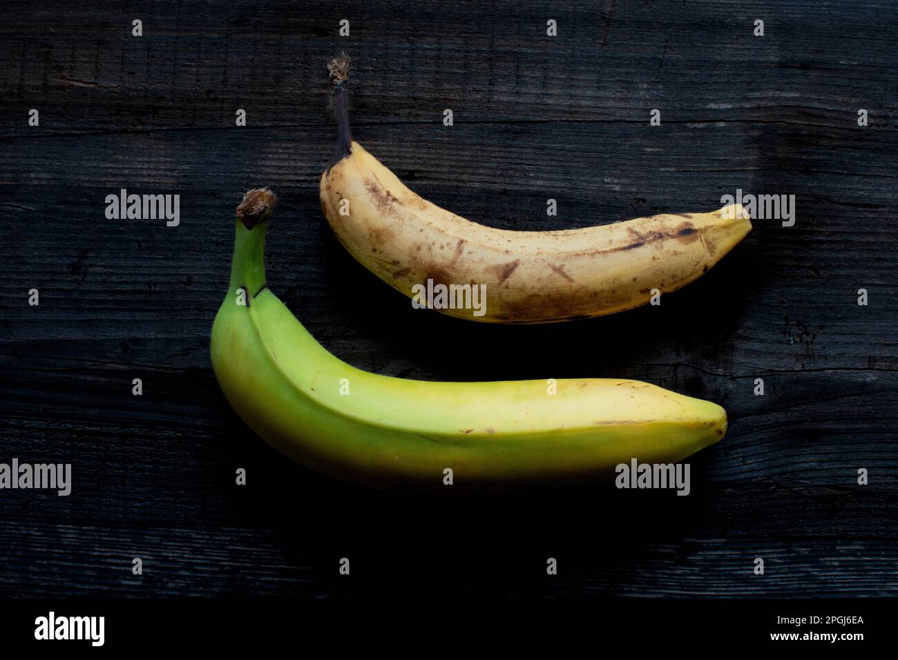 Ripe banana and green banana Stock Photo Alamy