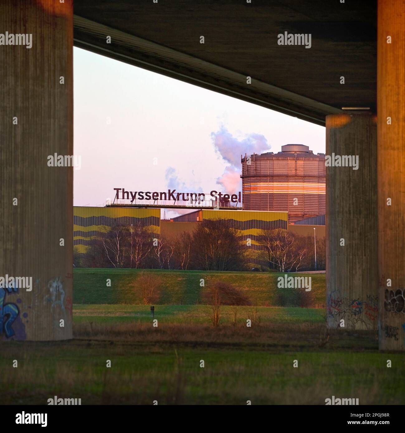 motorway bridge Beeckerswerth of A 42 an steelwork ThyssenKrupp Steel in evening light, Germany, North Rhine-Westphalia, Ruhr Area, Duisburg Stock Photo