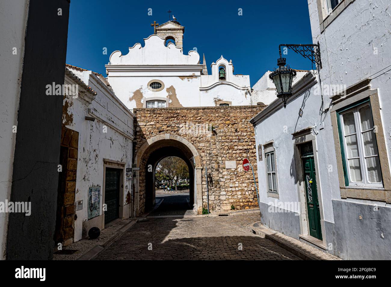 Arco da Vila, entrance to the old city of Faro in Portugal Stock Photo