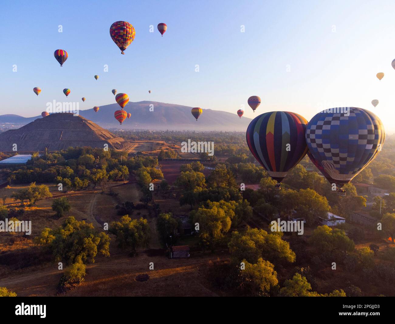 Sunrise on hot air balloon over the Teotihuacan pyramid Stock Photo - Alamy