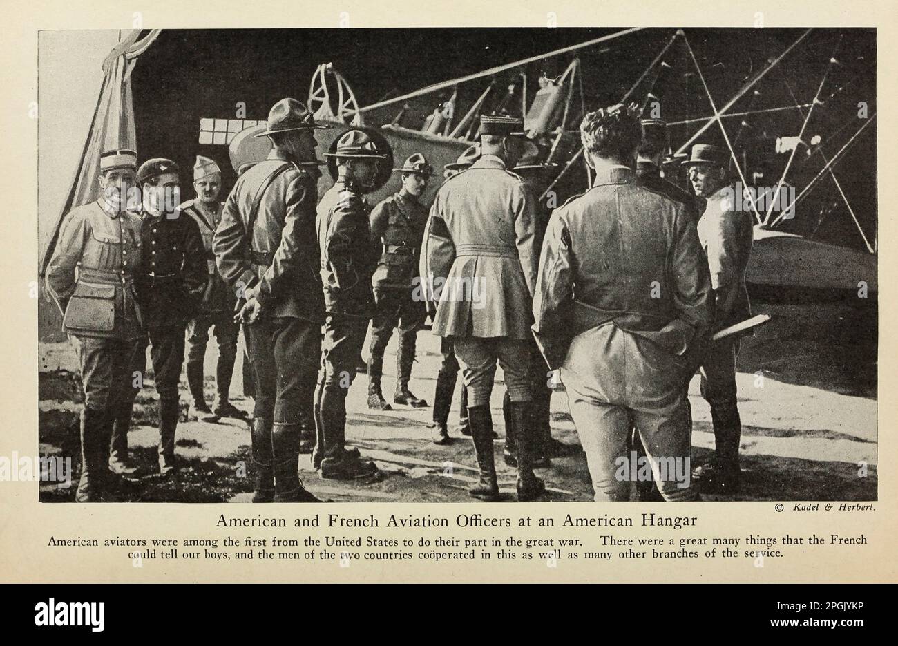 Guerre 14-18, photo avion biplan Farman Français dans un hangar c.1916 Guerre 14-18, photo avion biplan Farman Français dans un hangar c.1916