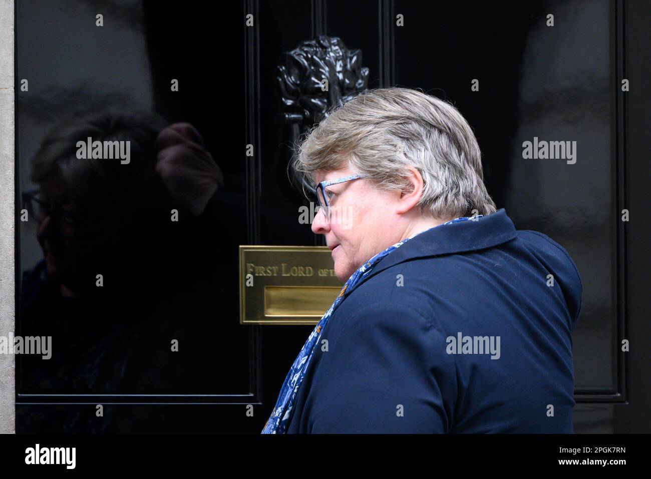 Thérèse Coffey MP - Secretary of State for Environment, Food and Rural Affairs - knocking on the door of 10 Downing Street. March 2023 Stock Photo