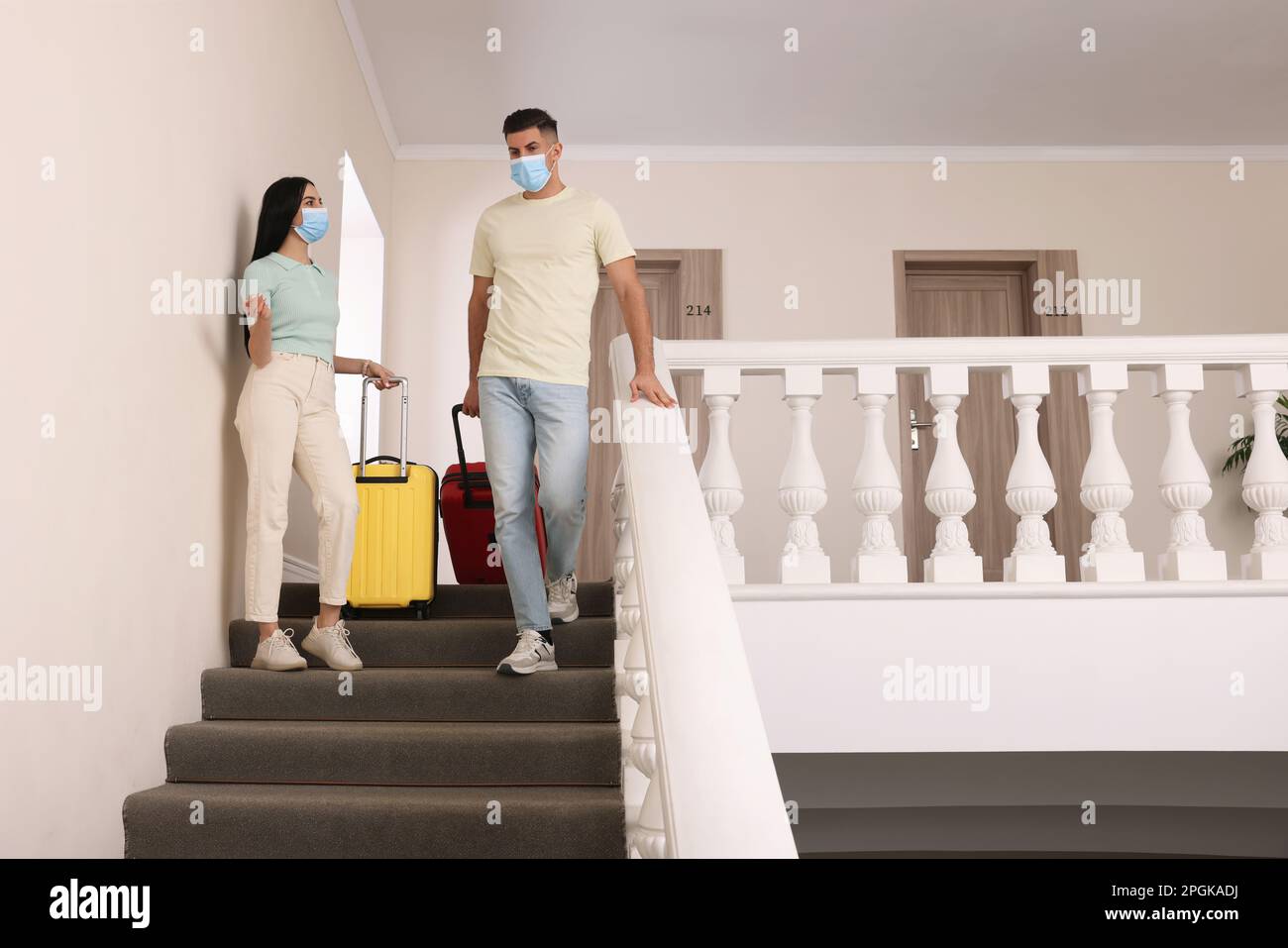 Couple tourist wearing medical hi-res stock photography and images - Alamy