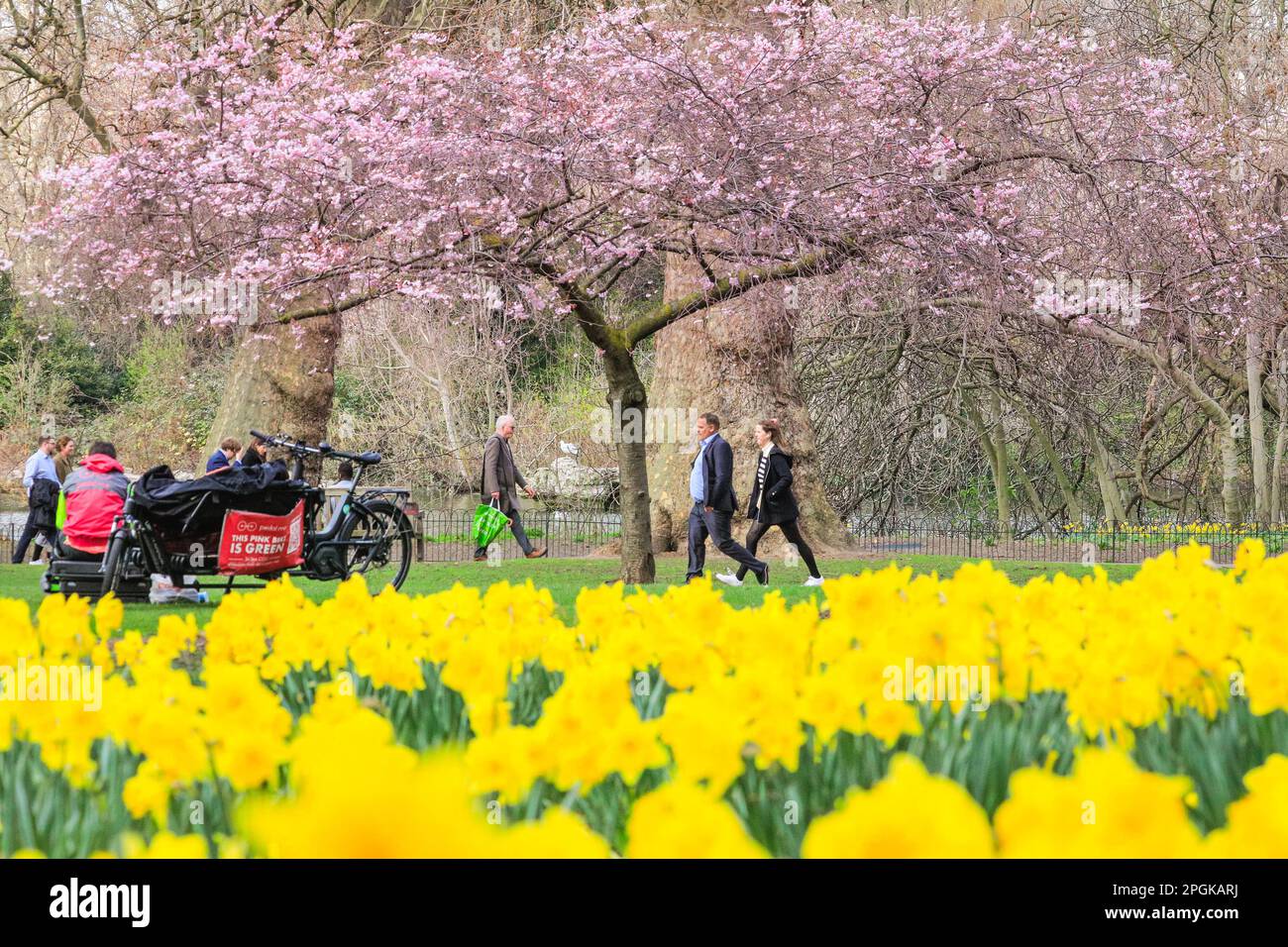 People enjoy the mild spring weather hi-res stock photography and ...