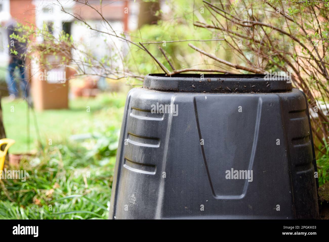 Food recycling bin to make compost from household food waste in a