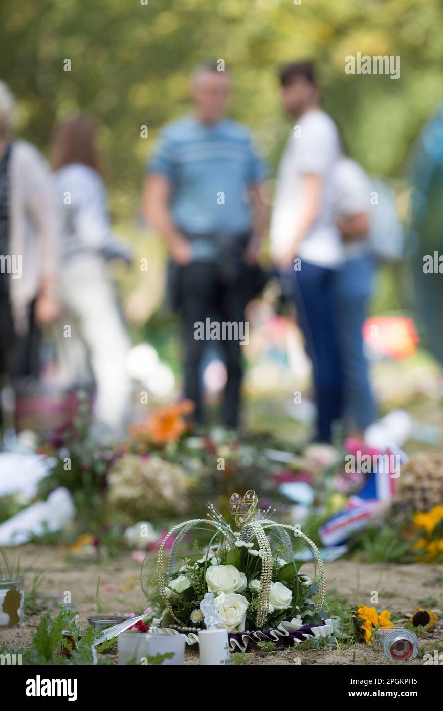 People visit Green Park, where floral tributes are left, close to Buckingham Palace in London on the 1st Saturday since the funeral of the late queen. Stock Photo