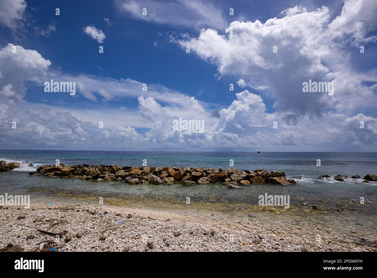 Beach of Fuvahmulah island (Maldives Stock Photo Alamy