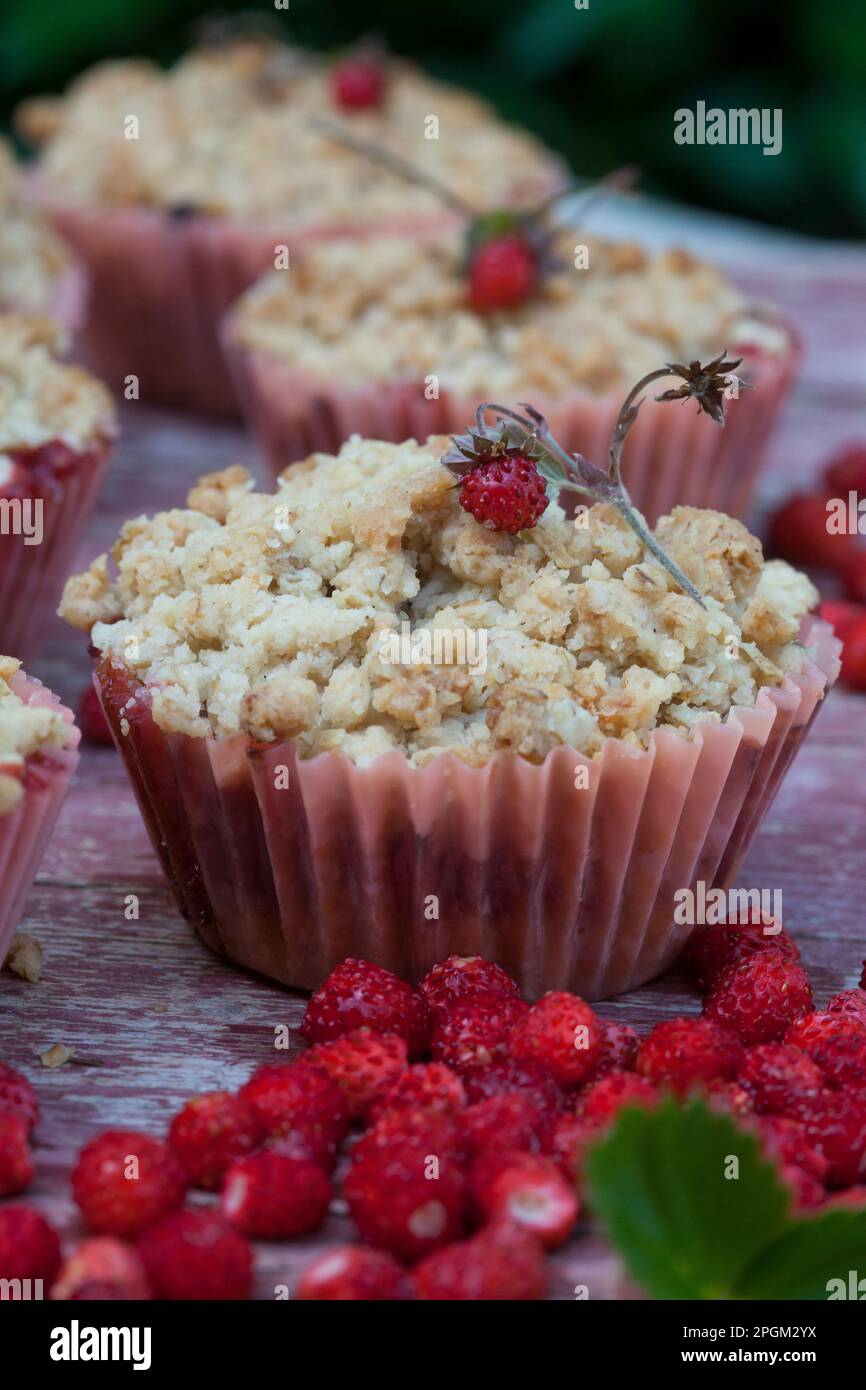Erdbeer crumble hi-res stock photography and images - Alamy