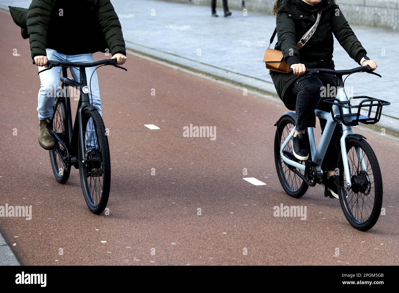 AMSTERDAM - Electric bicycles in traffic. Many Amsterdammers are concerned about road safety, the main reason being the increasing numbers of e-bikes and scooters. ANP RAMON VAN FLYMEN netherlands out - belgium out Stock Photo