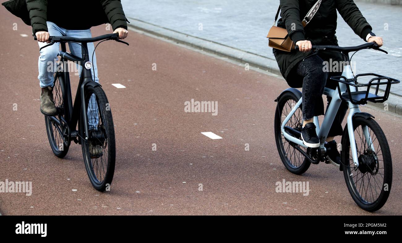 AMSTERDAM - Electric bicycles in traffic. Many Amsterdammers are concerned about road safety, the main reason being the increasing numbers of e-bikes and scooters. ANP RAMON VAN FLYMEN netherlands out - belgium out Stock Photo