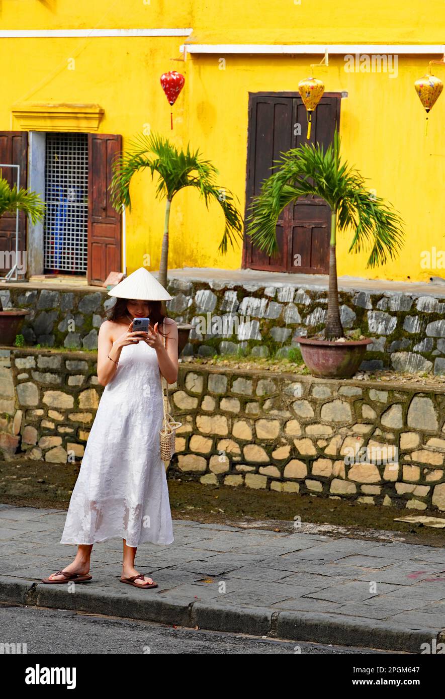 Vietnamese girls in traditional dress hi-res stock photography and ...