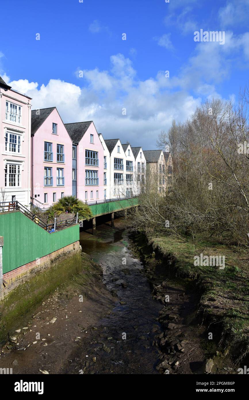 Stream by houses hi-res stock photography and images - Alamy