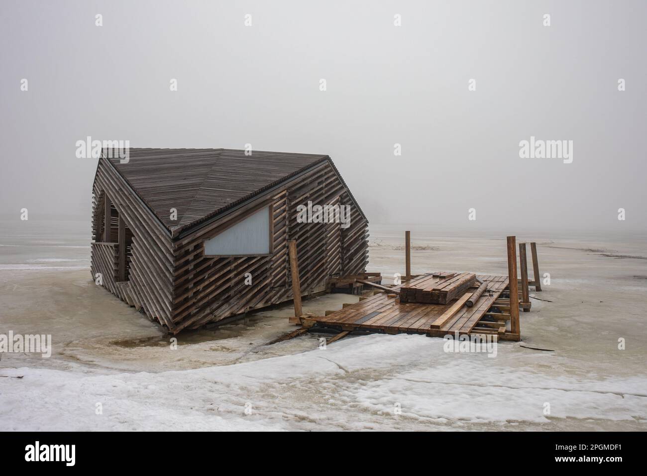 Lammassaari bird hide or bird blind on a foggy early spring day at Viikki-Vanhankaupunginlahti Nature Reserve in Helsinki, Finland Stock Photo